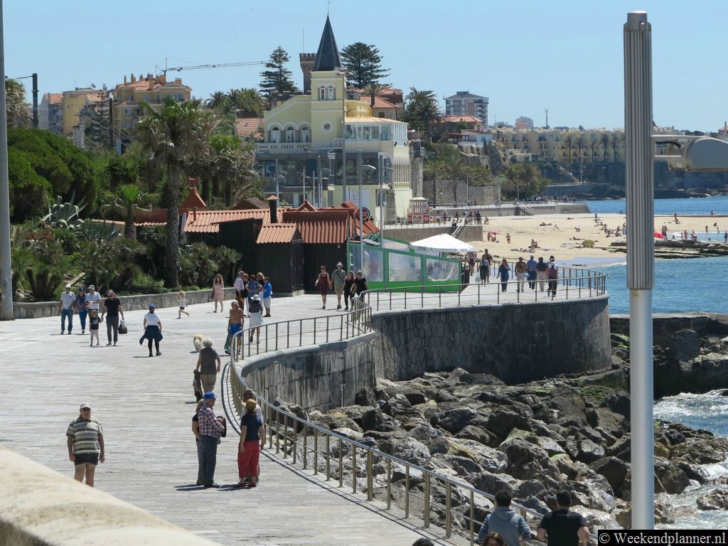 Tussen Cascais en de badplaats Estoril liggen de mooiste stranden. Op de foto zie je Estoril.Tip: De badplaatsen tussen Cascais en Lissabon.